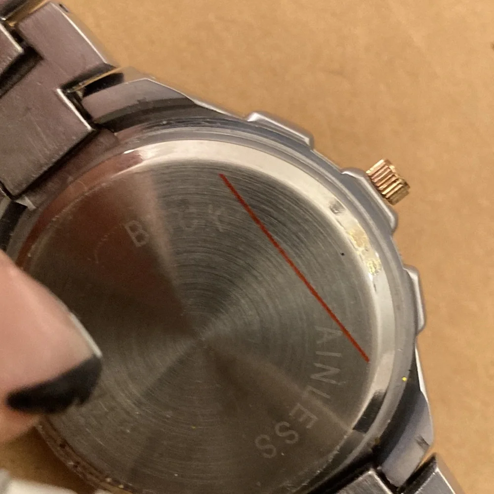 Men’s EUC stainless back WRISTWATCH with NEW Batery; Metal Band ,Easy-open Catch